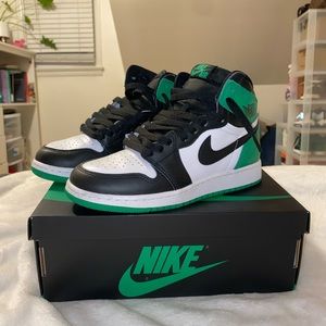 Air Jordan 1 Retro High OG GS Lucky Green 
Size 4Y